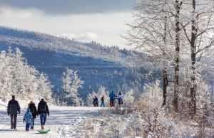 Noclegi Szczyrk – turyści spacerujący zimą po górach